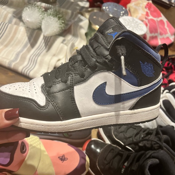 Kids sneaker in great condition. Jordan’s, Retro, Nike, water sandals, Converse - Picture 2 of 7